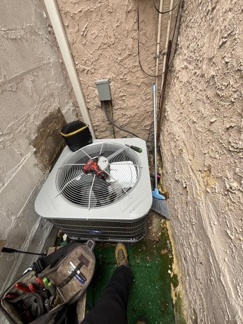 Diagnosed an heat pump cooling issue and traced it to a melted main breaker in the electrical panel. Advised the homeowner to call an electrician for repairs.