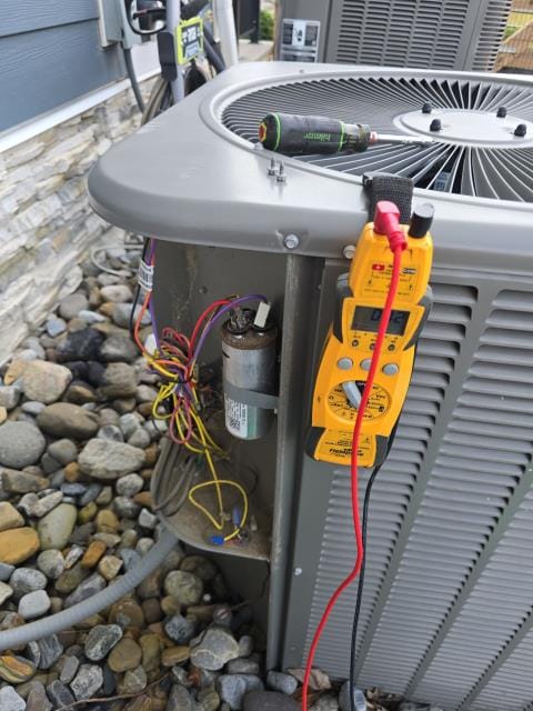 Just wrapped up the recommended repair for a homeowner’s 3-year-old second-floor cooling system. Replaced the faulty secondary voltage control and verified proper operation and cooling performance. The customer also joined our club membership program to keep their system maintained year-round for peak efficiency and reliability.
