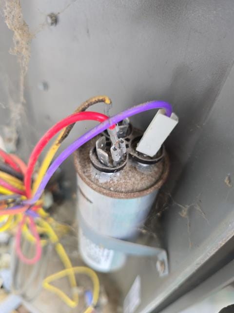 Just wrapped up the recommended repair for a homeowner’s 3-year-old second-floor cooling system. Replaced the faulty secondary voltage control and verified proper operation and cooling performance. The customer also joined our club membership program to keep their system maintained year-round for peak efficiency and reliability.