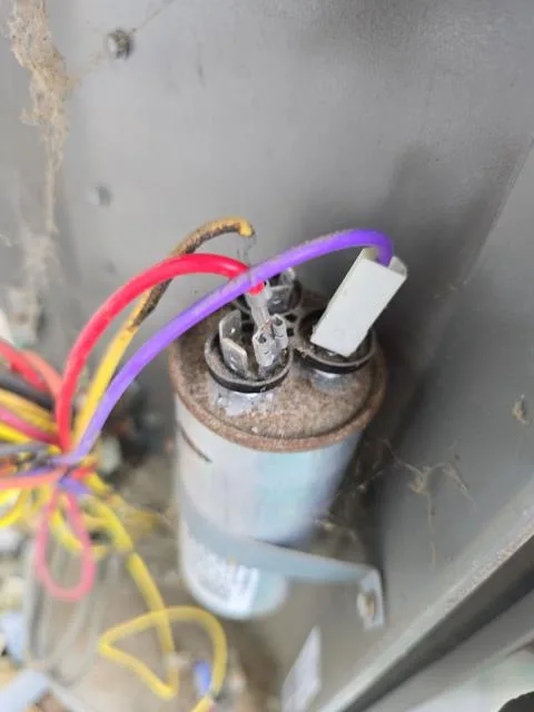 Just wrapped up the recommended repair for a homeowner’s 3-year-old second-floor cooling system. Replaced the faulty secondary voltage control and verified proper operation and cooling performance. The customer also joined our club membership program to keep their system maintained year-round for peak efficiency and reliability.