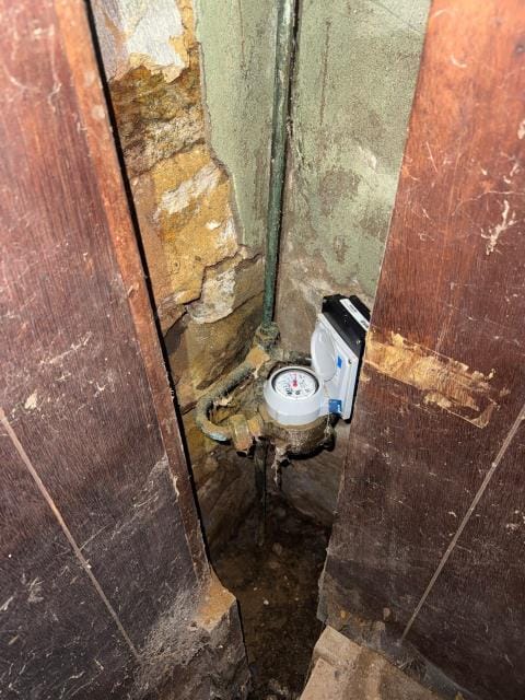 We addressed a persistent leak issue, traced to a faulty shutoff valve. After assessing the kitchen's cold water line, we recommended replacing the pipe, considering limited access options. Our proposal includes either cabinet modification or floor opening to restore water control.